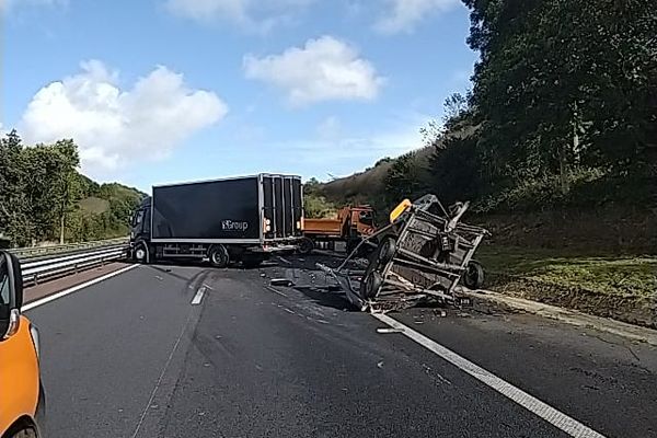 Un accident entre un poids-lourd et camion signaliseur de la direction des routes a fait un blessé léger sur l'A84 dans le sud-Manche. Le 08 octobre 2024.