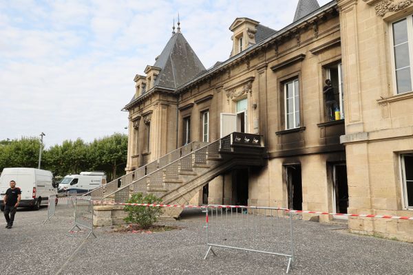 La façade  de la mairie de Lormont ce vendredi 30 juin au matin