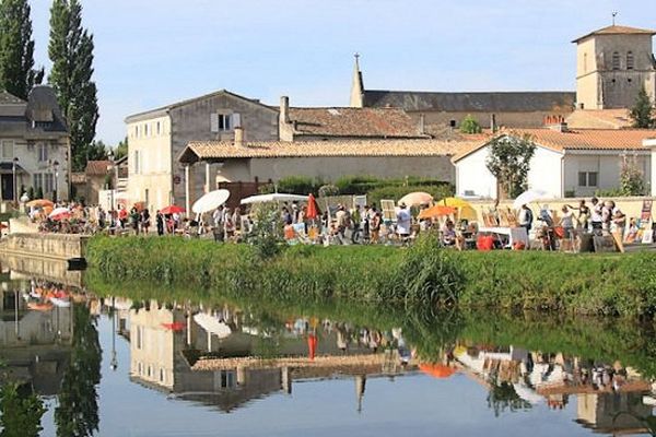 sur les bords de Sèvre niortaise, les peintres crée sous le regard du public.