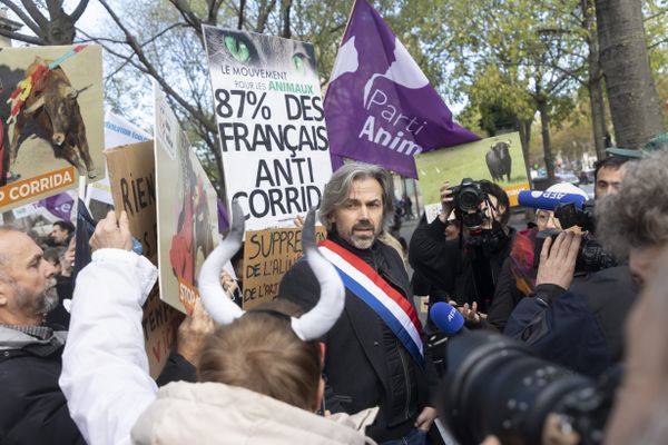 Aymeric Caron avec les manifestants anti-corrida à Paris le 19 novembre 2022.