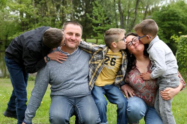 Camille entourée de son mari et de ses trois enfants.