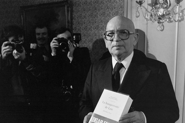 25 novembre 1977. Edgar Faure présente son livre "La banqueroute de Law", lors de la remise du Prix Historia, à Paris.