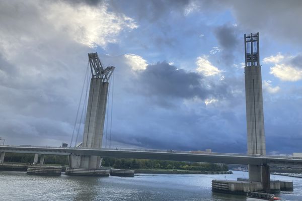 Un ciel dominical très changeant à Rouen, à l'horizon du pont Flaubert.