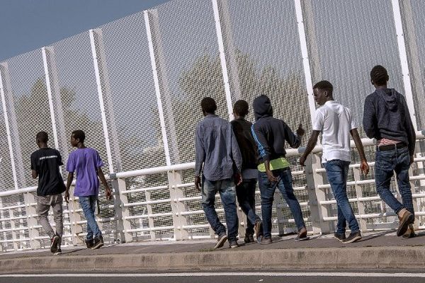 Des migrants à Calais sur la rocade portuaire.