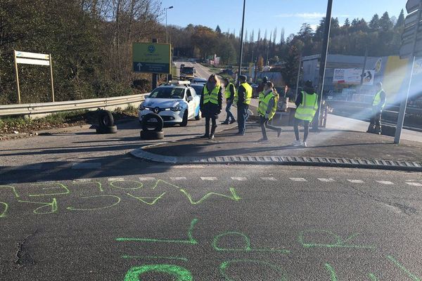 Au rond-point de La Valoine, près de Limoges, les gilets jaunes sont encore mobilisés mercredi 21 novembre. 