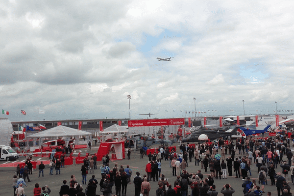 L'A350 survole le Salon du Bourget, vendredi 21 mai 2013, une semaine après son vol inaugural. 