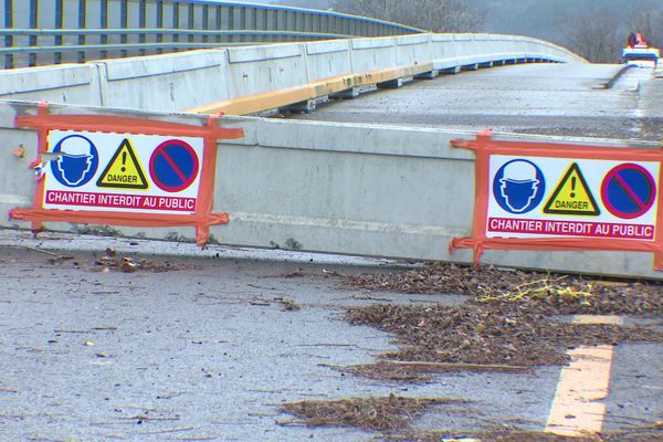 C'était prévu, mais le mois à venir s'annonce compliqué pour les usagers du pont reliant le Teil à Montélimar. Le pont datant de 1956 fait l'objet de gros travaux, et les déviations mises en place promettent des kilomètres de détours et du temps en plus pour tout le monde : automobilistes, cyclistes et même piétons.