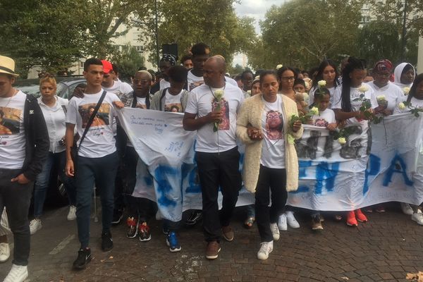 Les parents de Luigi Oliveira, en tête de la marche blanche en son honneur, le 22 septembre 2018.