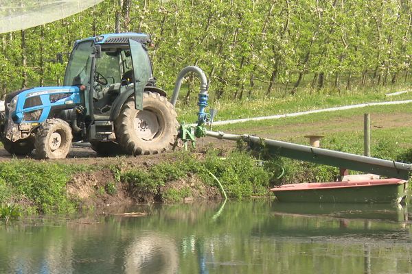 Le système de pompage puise l'eau dans un étang pour la pulvériser sur les pommiers