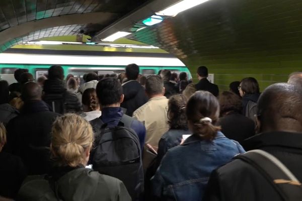 Les usagers sont aglutinés de l'entrée de la station jusqu'aux portes du métro