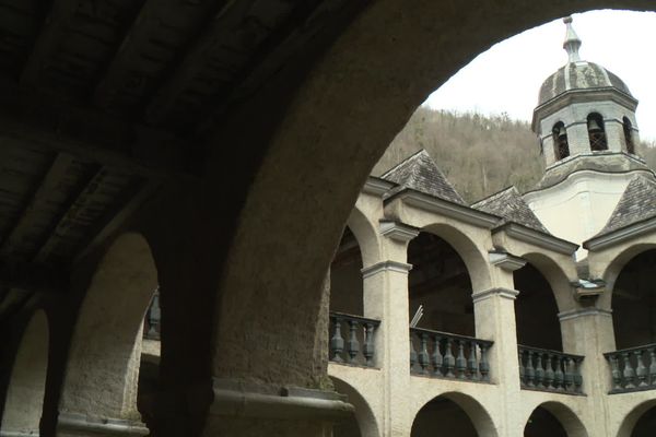 Le monastère de Sarrance est un lieu d'accueil ouvert sur le monde niché au cœur de la vallée d'Aspe.