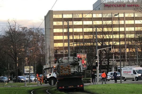 L'aspirail immobilisé sur les lignes du tram place de Bordeaux.