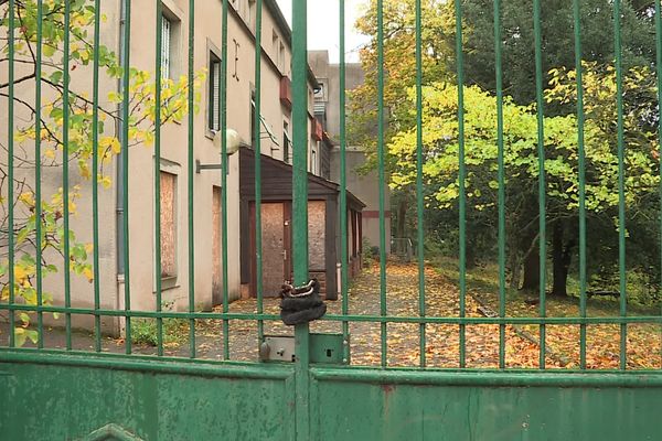 Le bâtiment occupé par les demandeurs d'asile.