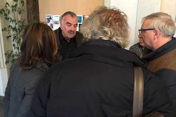 Le médecin de famille (au centre, de face) s'explique devant les médias.