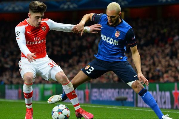 Pour Arsenal, Hector Bellerin face à Layvin Kurzawa pour Monaco à droite, en bleu pour une fois !