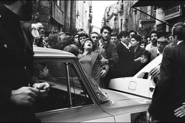 Boris Giuliano, chef de la Squadra mobile (Brigade mobile), sur les lieux d’un meurtre à 
Piazza del Carmine. Palerme, 1978.