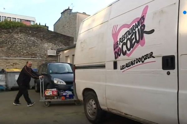 Capture d'écran du reportage sur les Restos du coeur de Cherbourg sur France 3 Normandie.