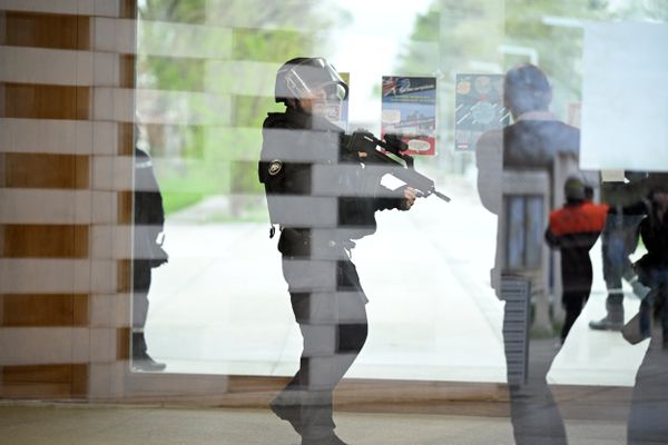 Ce matin, les élèves du lycée de la Communication de Metz ont dû se cacher sous les tables pendant que les policiers fouillaient l'établissement.