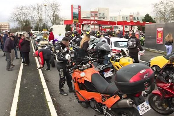 Les membres du collectif Colère 86 ont bloqué trois stations services de grandes surfaces de l'agglomération de Poitiers.