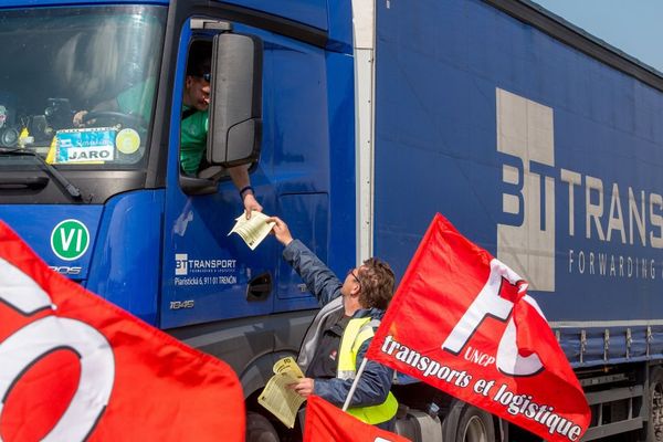 Photo d'illustration prise en mai 2016 pendant le blocage de l'A26 près de Saint-Omer.