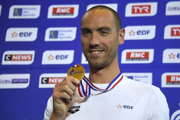 Jérémy Stravius a remporté l'or sur 50m dos lors des championnats de France 2019, à Rennes, le 21 avril 2019.