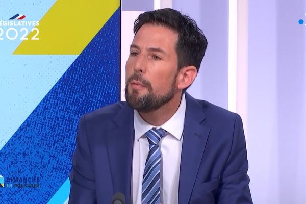 Matthieu Bloch sur le plateau de France 3 Franche-Comté lors du débat des législatives 2022.