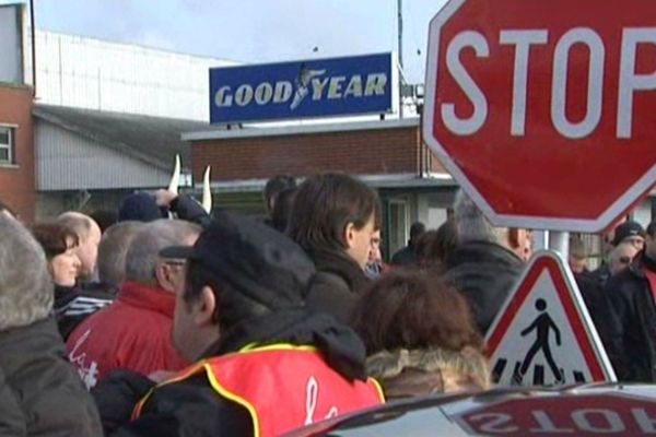 Les salariés de Goodyear devant le site d'Amiens nord