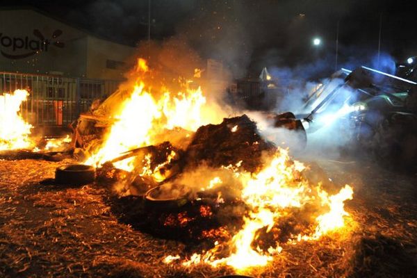 Les agriculteurs ont allumé un feu devant Sodiaal au Mans, le 11 juillet 2016.