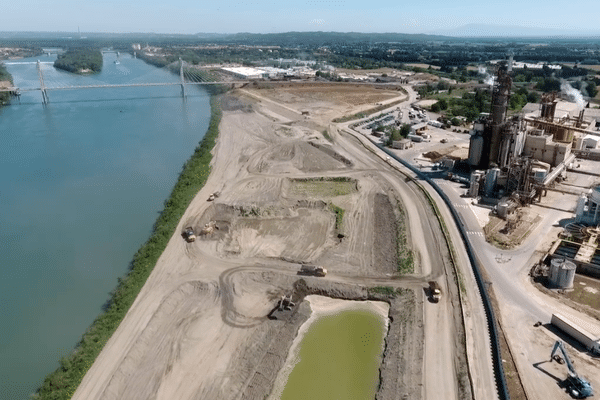 D’un côté le Rhône, de l’autre une usine classée Seveso