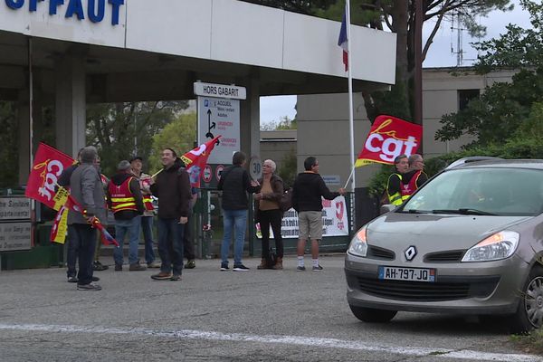 La CGT a appelé à manifester devant l'hôpital d'Avignon, ce jeudi matin.