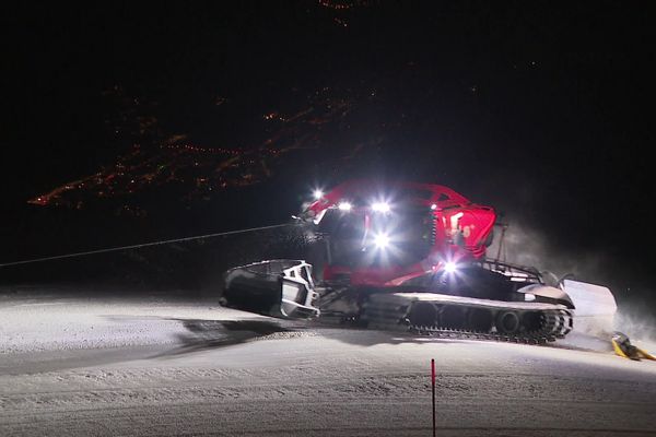 Une dameuse en plein exercice sur la station de ski des Saisies (Savoie).