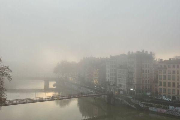 Le ciel de suie est un brouillard typiquement Lyonnais, il entoure la ville de Lyon à l'automne.