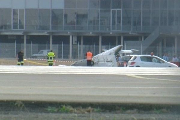 L'avion de tourisme est retombé au décollage entre deux pistes de l'aéroport de Toulouse.