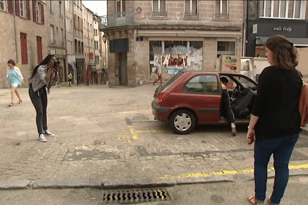 la jeune Raïssa n'hésite pas à photographier les Limougeauds en pleine rue