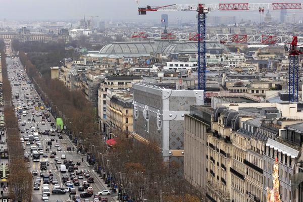 Un nouveau magasin du groupe LVMH est en train d'être construit, ainsi qu'un hôtel, un spa, un restaurant et des galeries d'art.