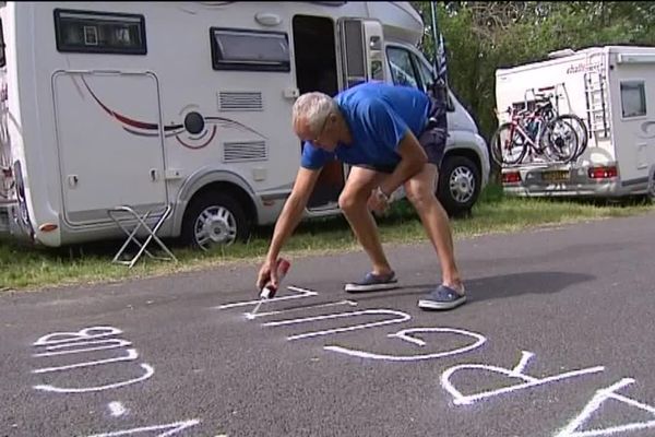 Les passionnés du Tour sont déjà sur le bord des routes où passeront les coureurs mercredi.