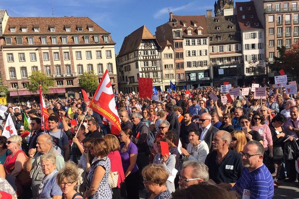 Manifestation à Strasbourg place Kléber contre la baisse des APL, mardi 17 octobre.