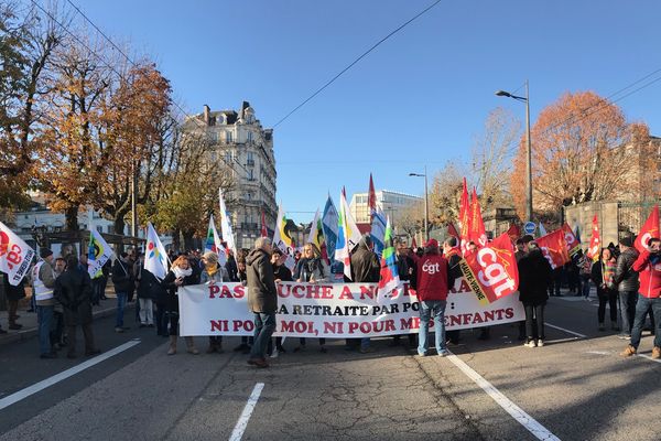 Le cortège emmené par la CGT, FO et FSU avec des étudiants et des pompiers. 