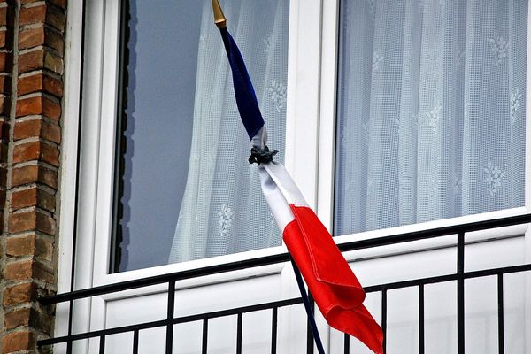 Le président de la République invite les Français à rendre un hommage national aux 130 victimes des attentats survenus à Paris le 13 novembre en pavoisant leurs maisons le vendredi 27 novembre