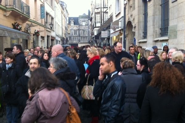 La foule importante a pu regagner le palais de justice de Rouen,  après la levée du périmètre de sécurité, peu avant midi.