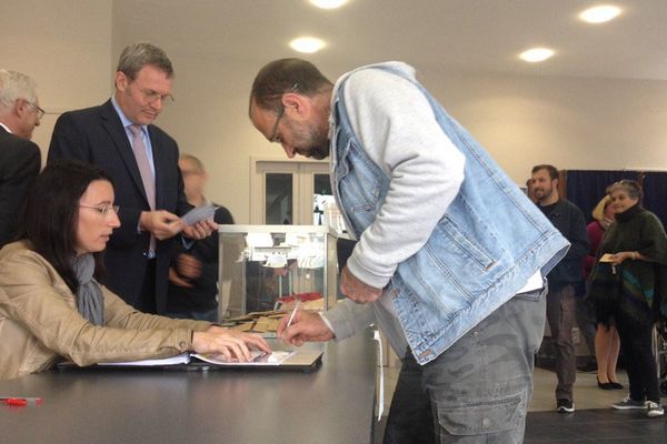 Dans l'un des bureaux de vote de Chasseneuil-du-Poitou ce matin.