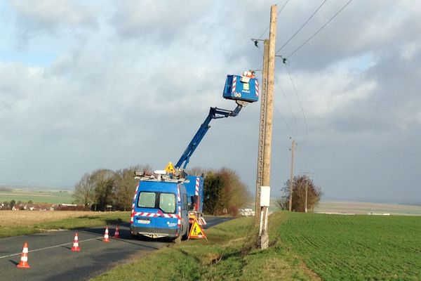 Intervention d'Enedis entre Berru et Witry-lès-Reims. Les habitants des 2 communes sont privés d'électricité ce mercredi matin.