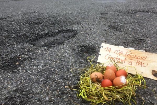 Un cliché humoristique pour souligner la multiplication des nids de poules à Pau et son agglomération. 