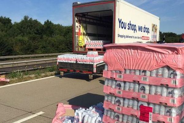 Des bouteilles d'eau sont distribuées aux routiers bloqués dans les bouchons côté anglais.