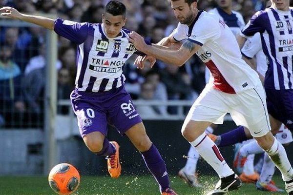 Ben Yedder, auteur des deux buts toulousains, aux prises avec le défenseur brésilien du PSG Thiago Silva