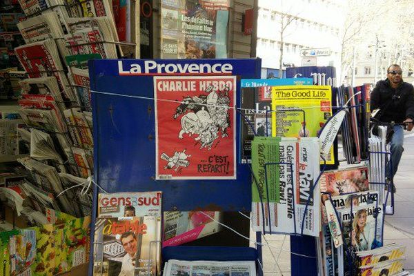 Dans les kiosques marseillais, Charlie Hebdo se vend doucement. 