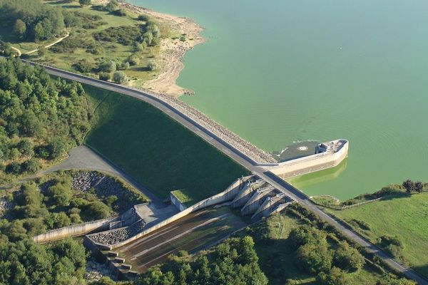 Le barrage du lac du Cébron construit en 1982.