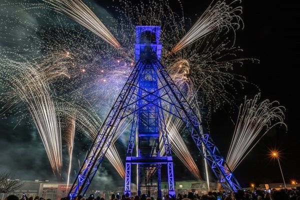 spectacle pyrotechnique au pied du chevalement