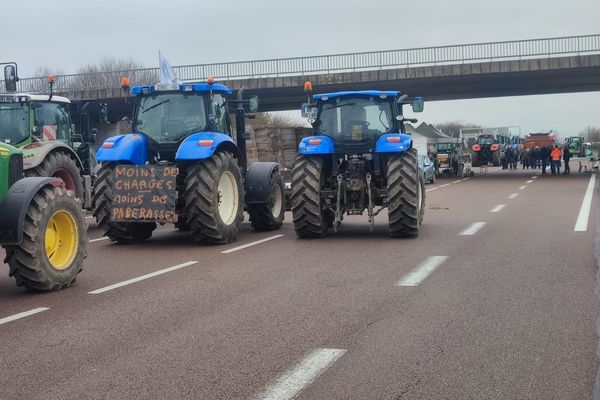 Le convoi parti de Haute-Saône a rejoint un premier barrage sur l'A5, à Montereau-sur-le-Jard, en Seine-et-Marne (50 km de Paris).