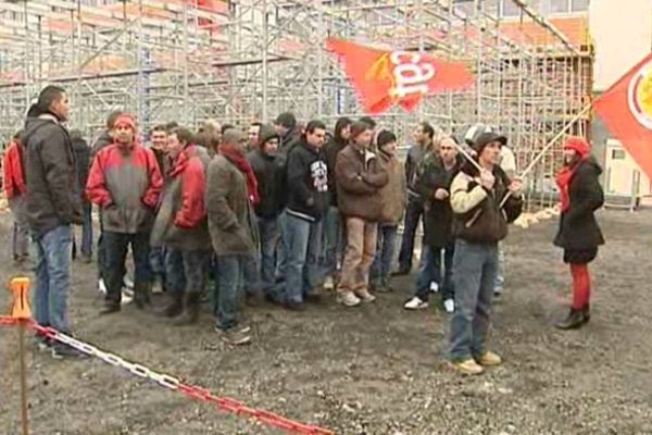 Après la neige tombée vendredi sur Clermont-Ferrand, le paiement à tous d'une journée "intempéries" est au coeur des revendications des salariés du groupe Eiffage.